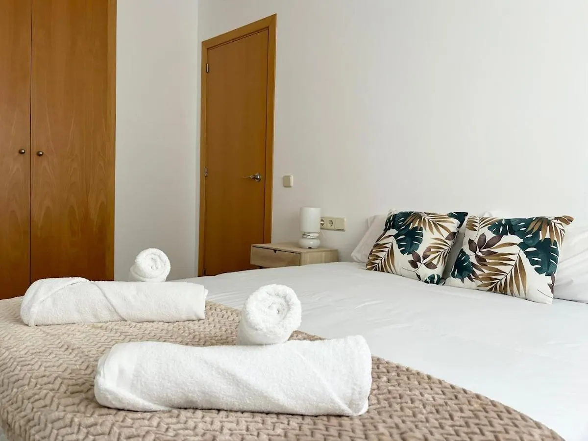 Can Flores - Familias - Parejas - Parking - Piscina Lloret de Mar